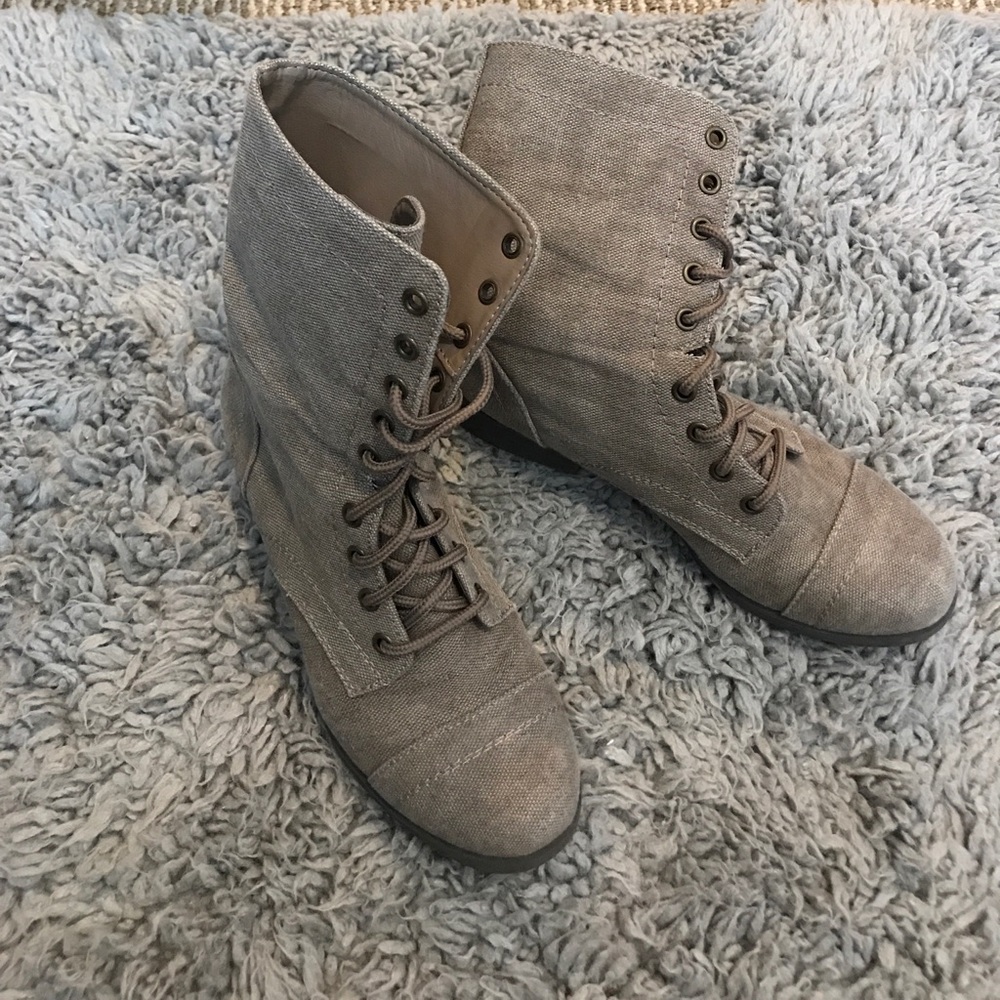 Combat boots